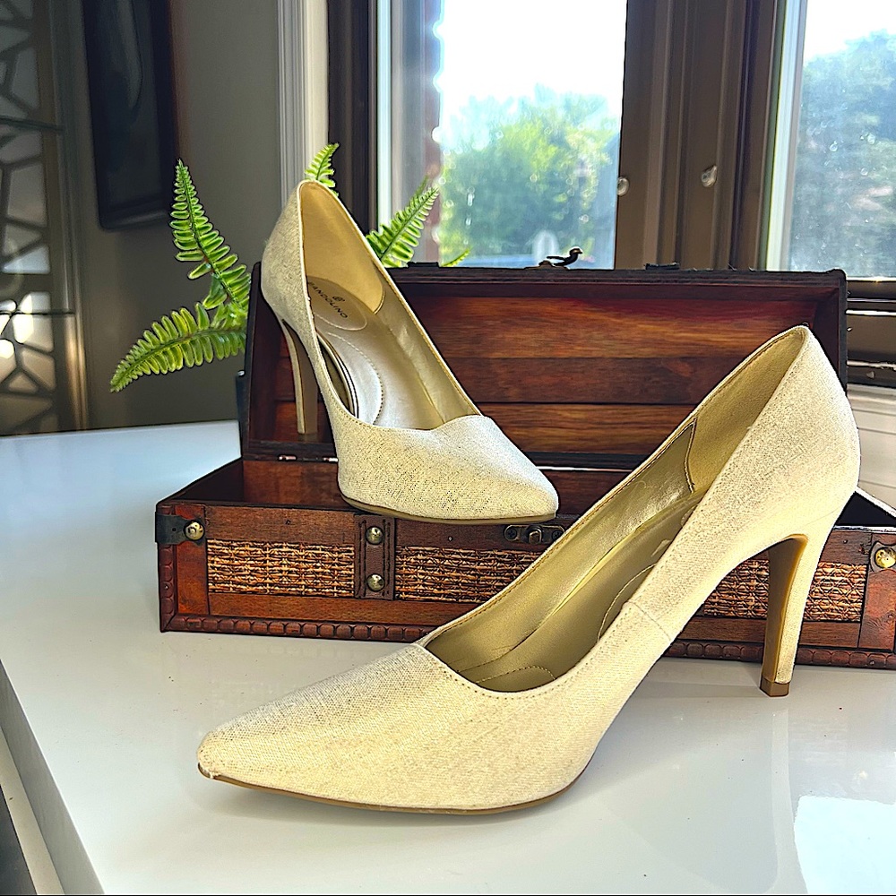 Gold pumps. Bandolino. Size 9M